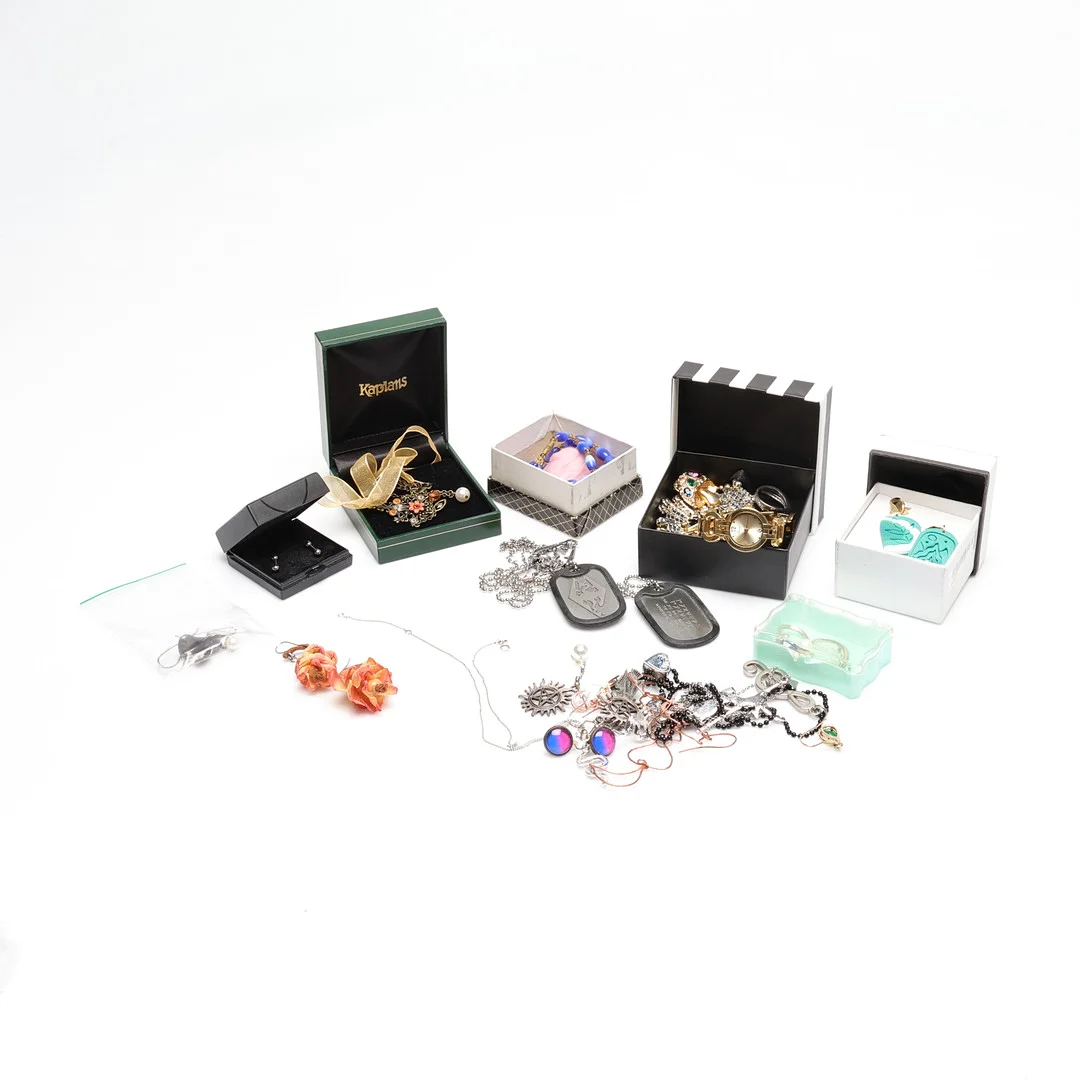BIJOUTTERIER, parti, enstaka delar i silver. — Costume Jewellery — Gomér & Andersson Linköping