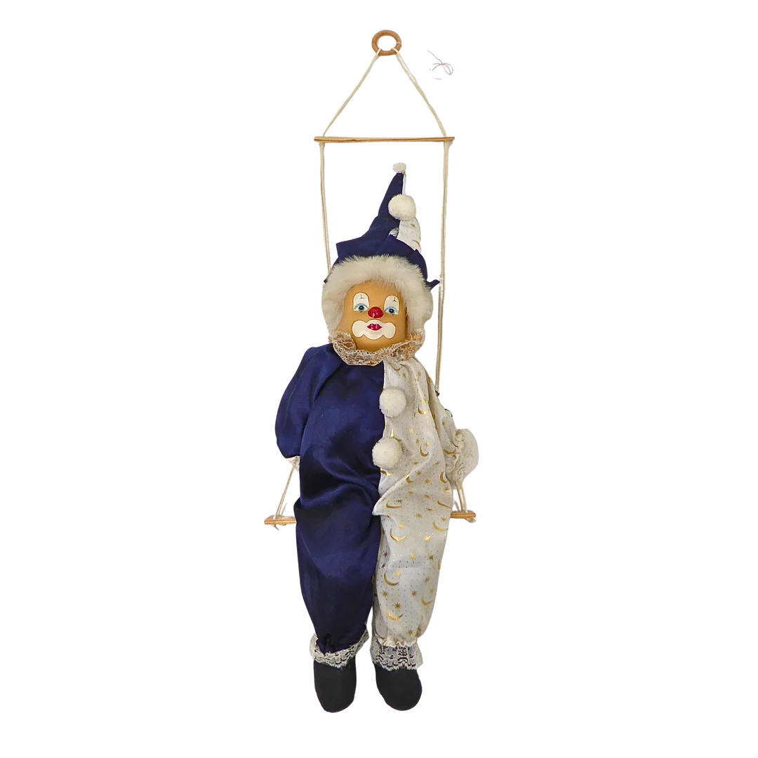 DEKO-CLOWN AUF HOLZSCHAUKEL. — Dolls & Teddybears — Auktionshaus Stuber's Hammerschlag