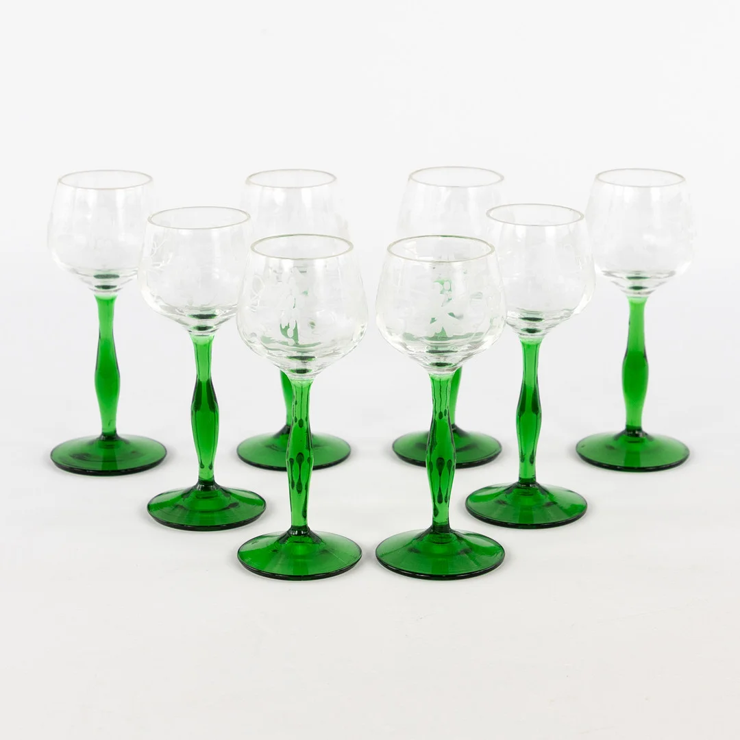 STARKVINSGLAS MED GRÖN FOT. 8 st, slipad dekor. — Tableware — Karljohan Auktioner