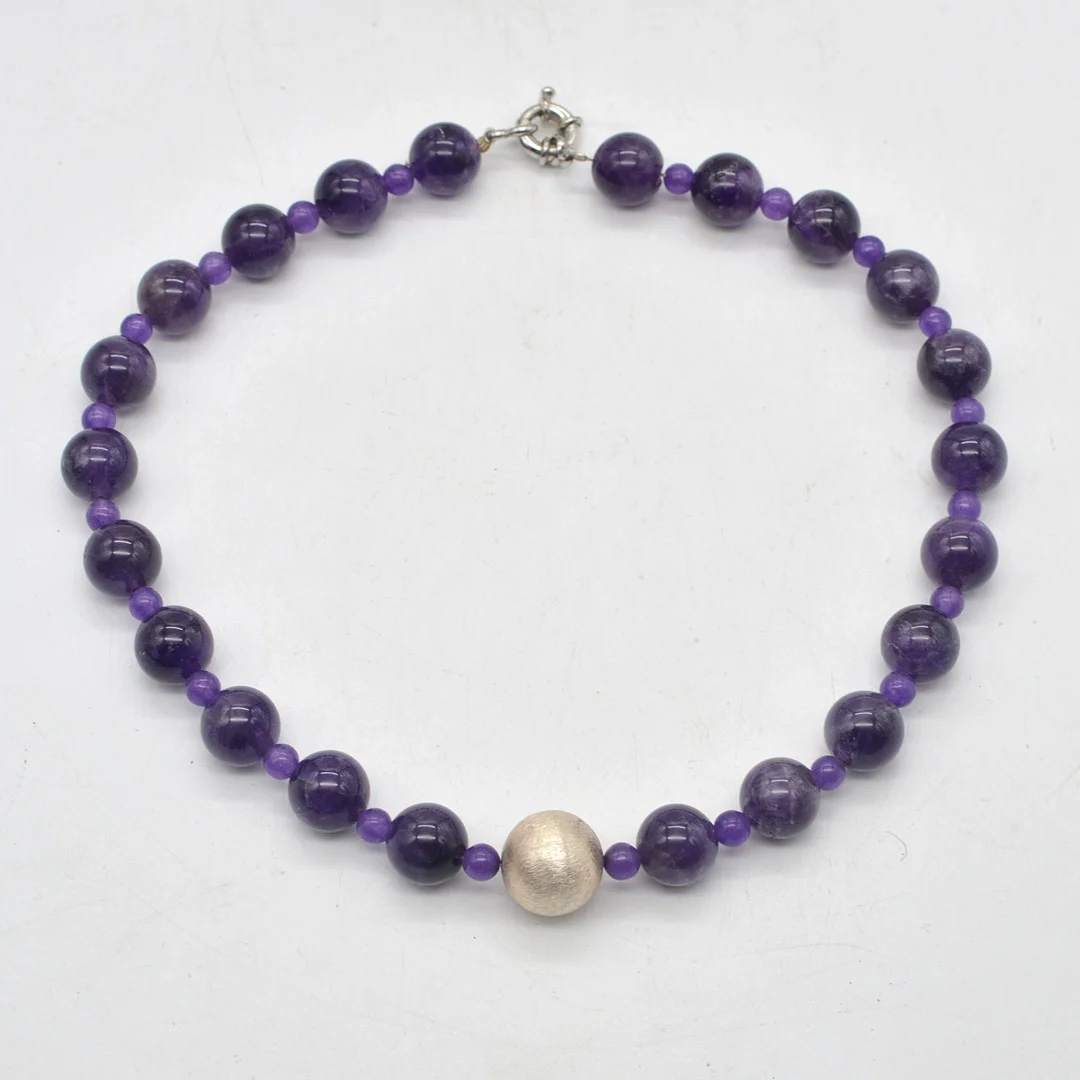 DESIGNERCOLLIER AUS AMETHYST, KLEINE UND GROSSE PERLEN, VERSILBERTE ZIERPERLE UND VERSCHLUSS, SPÄTES 20. JAHRHUNDERT. — Necklace — Kunst- und Auktionshaus Kleinhenz
