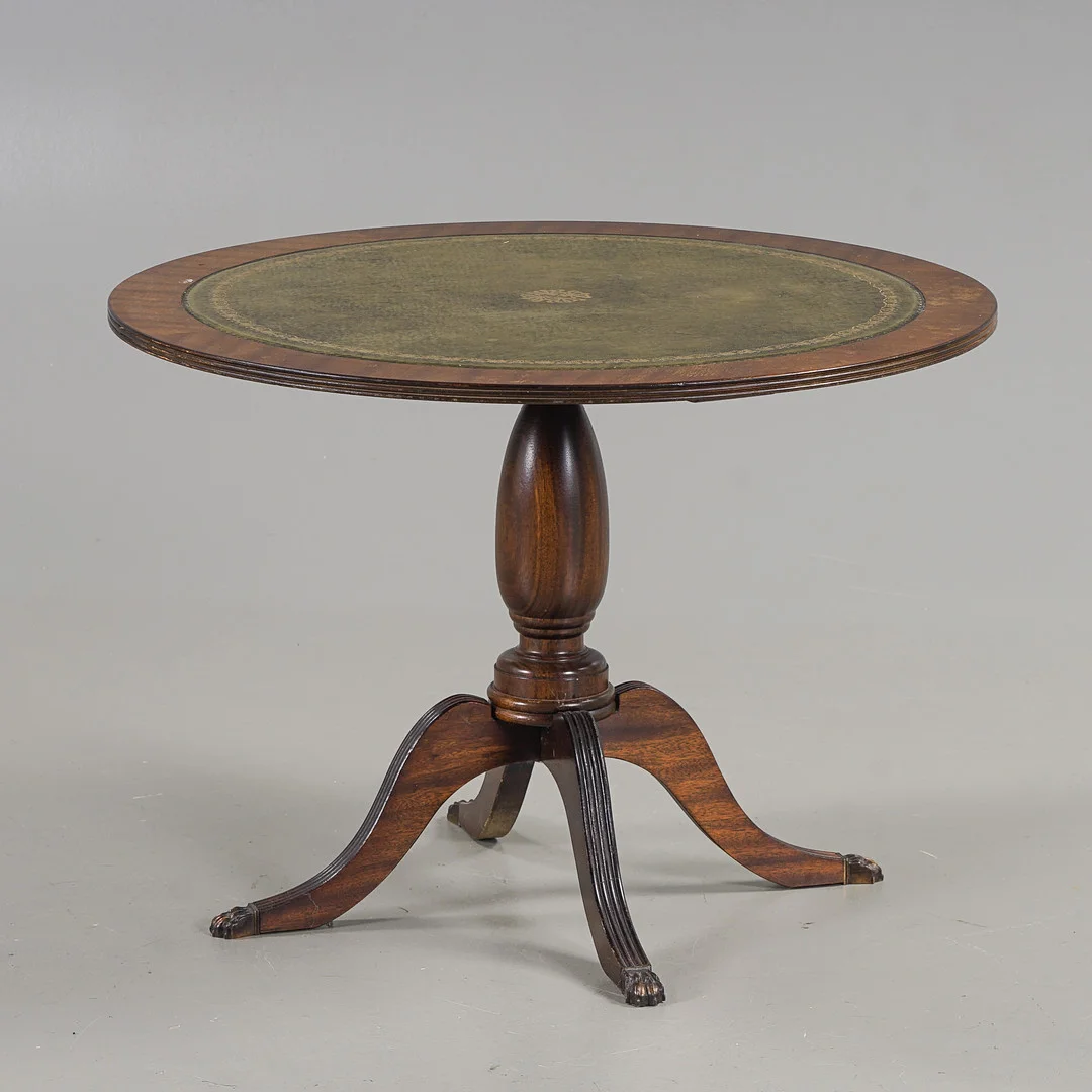 SOFFBORD Engelsk stil, mahogny, läderklädd skiva, 1900-talets andra hälft. — Coffee Tables — Karlstad Hammarö Auktionsverk