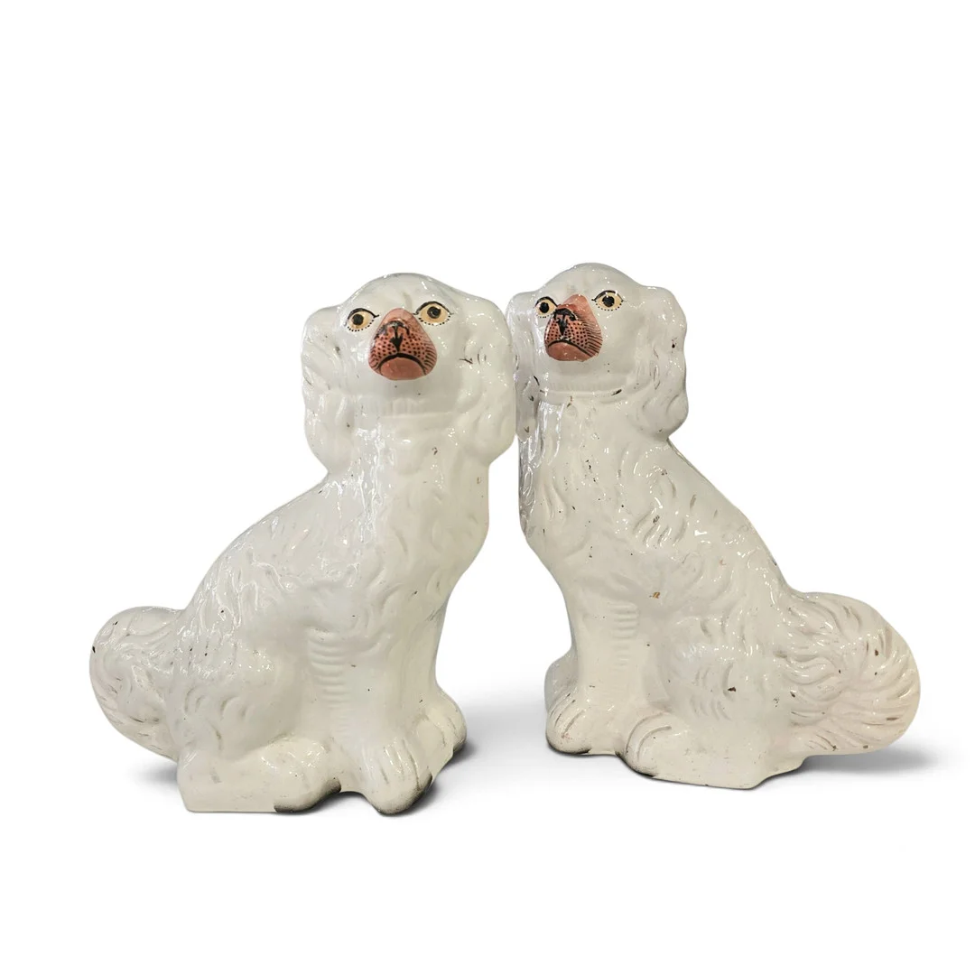 Pareja de perros en cerámica Staffordshire. — European — Arce Auctions