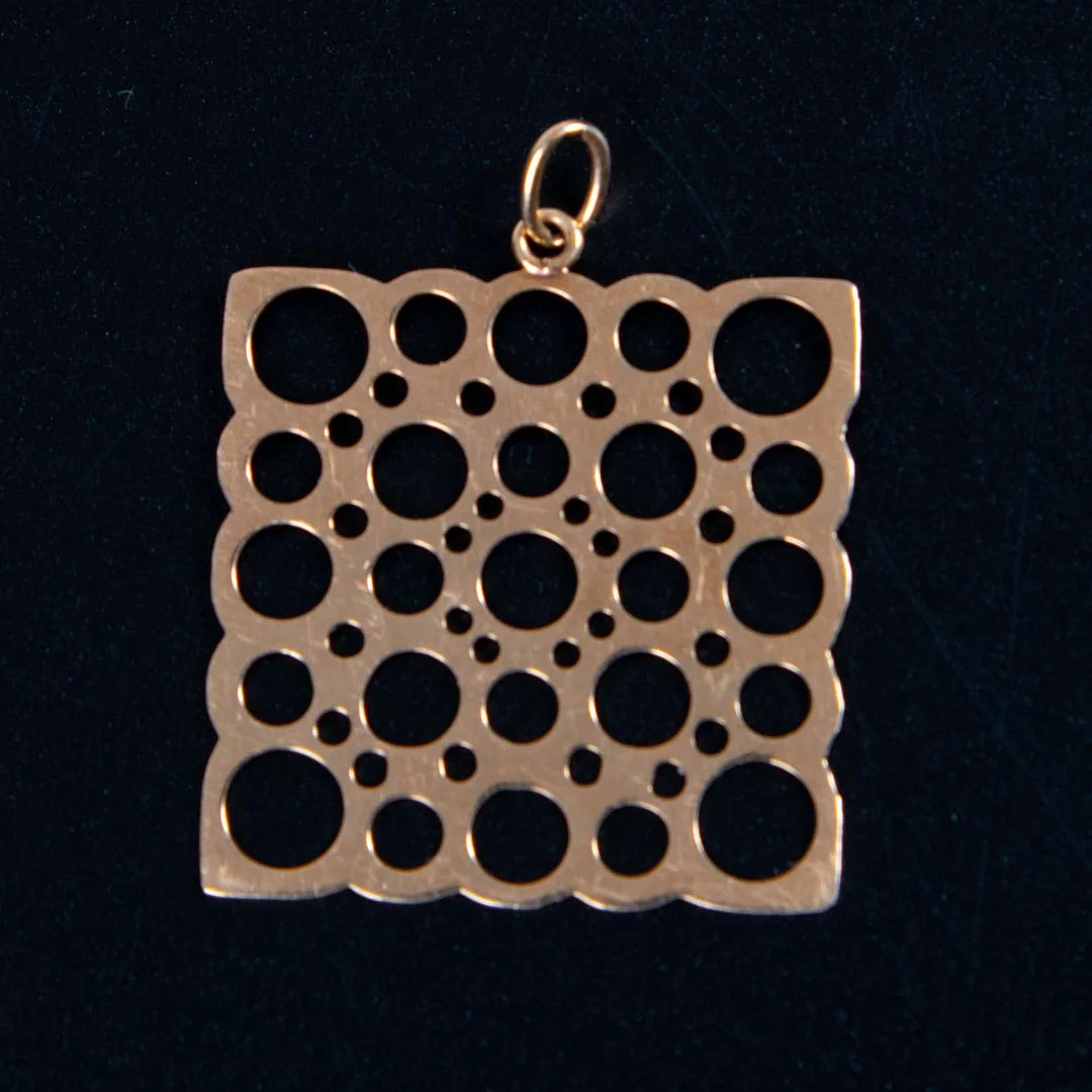 LIISA VITALI. Hänge, "Pitsi" 14K guld, Finland, 1900-talets andra hälft. — Brooches & Pendants — Laholms Auktionskammare