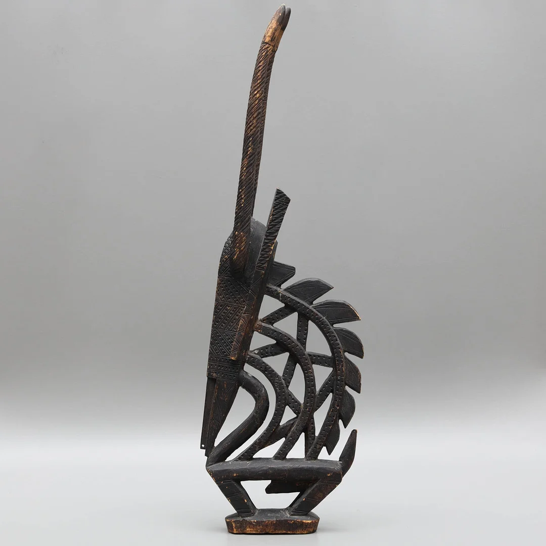 SKULPTUR/HUVUDPRYDNAD, stiliserad antilop, handsnidat trä, Bambara, Mali, 1900-talets första hälft. — African tribal art — Auktionsmagasinet Vänersborg