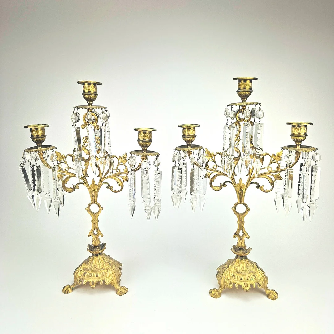 KANDELABRAR, för 3 ljus, ett par, mässing, oscarianska, sent 1800-tal. — Candlesticks — Auktionshuset Thörner & Ek