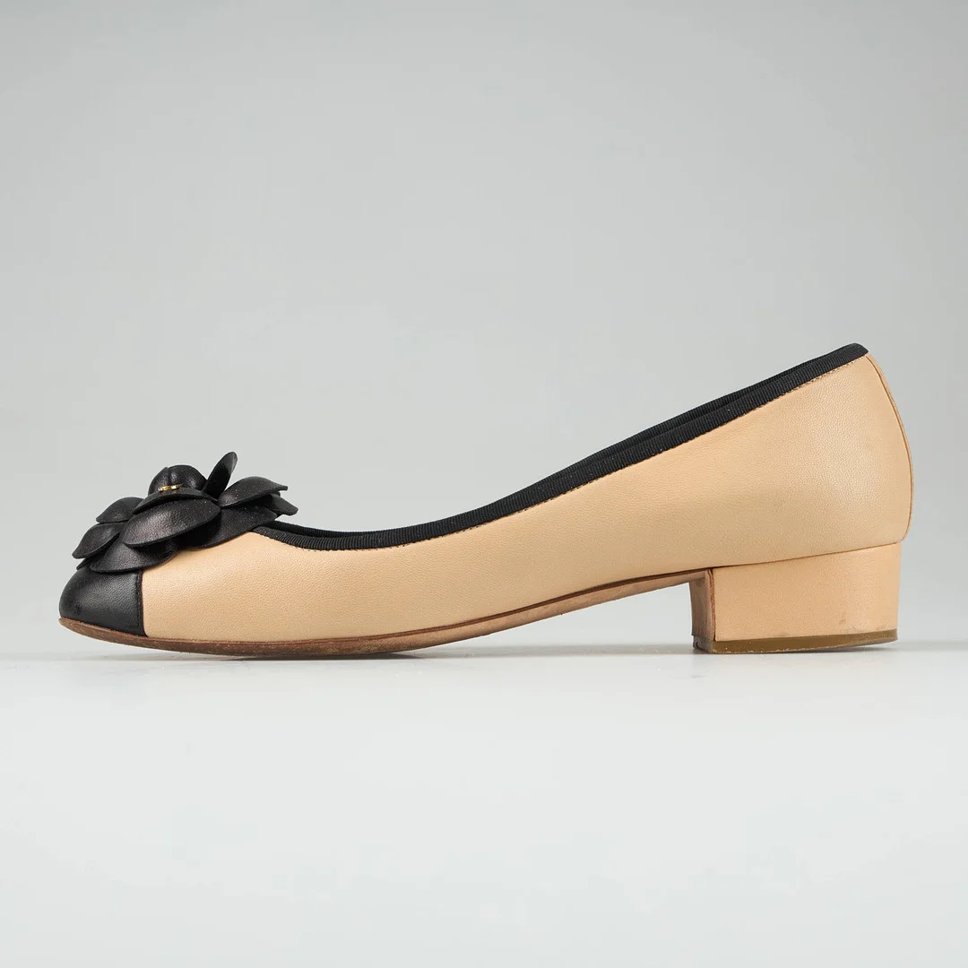CHANEL, Camellia skor. — Vintage & Designer Fashion — Stockholms Auktionsverk Helsinki