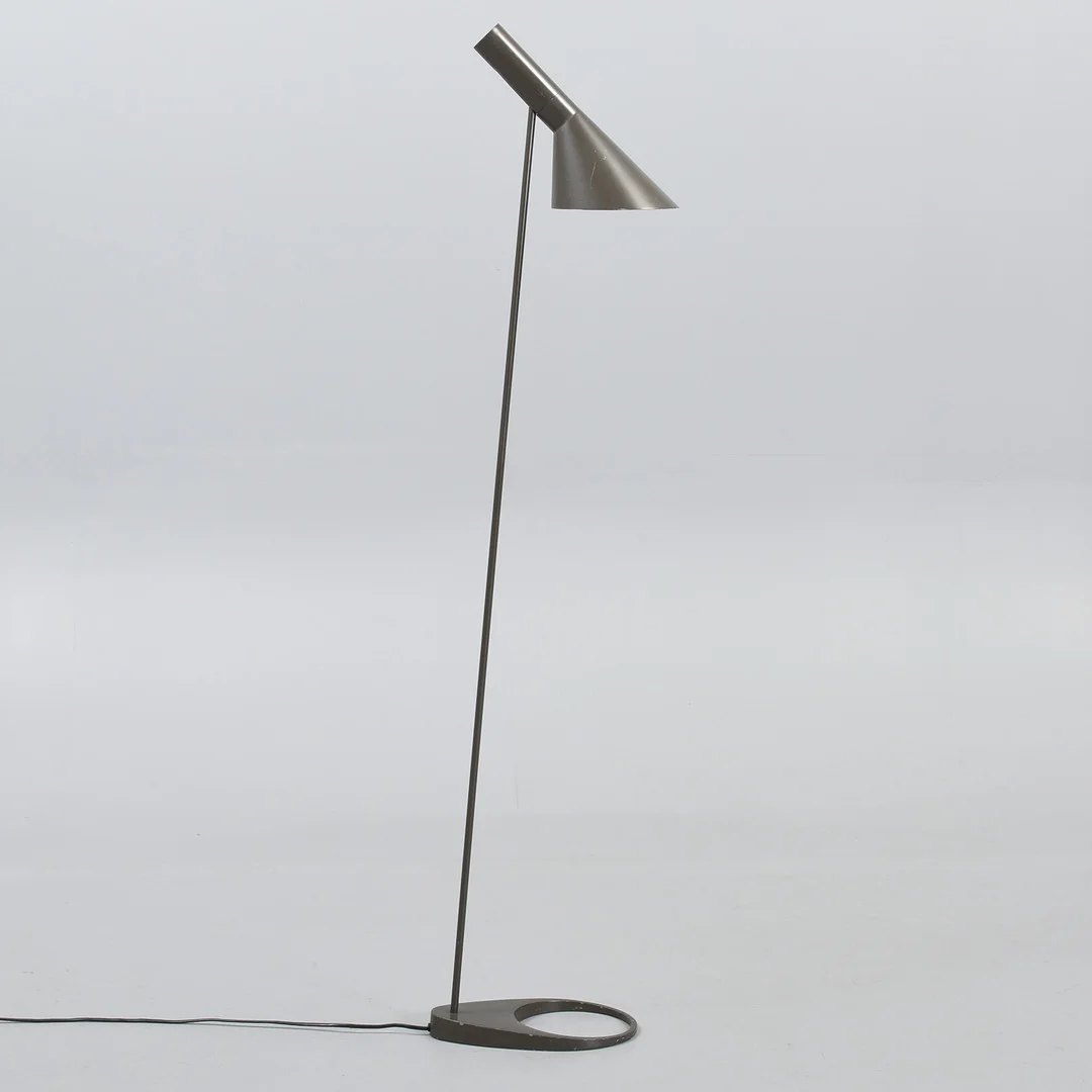 ARNE JACOBSEN. AJ-gulvlampe, for Louis Poulsen, grålakeret metal, etiketmærket. — Floor lights — Sørensen Auktioner