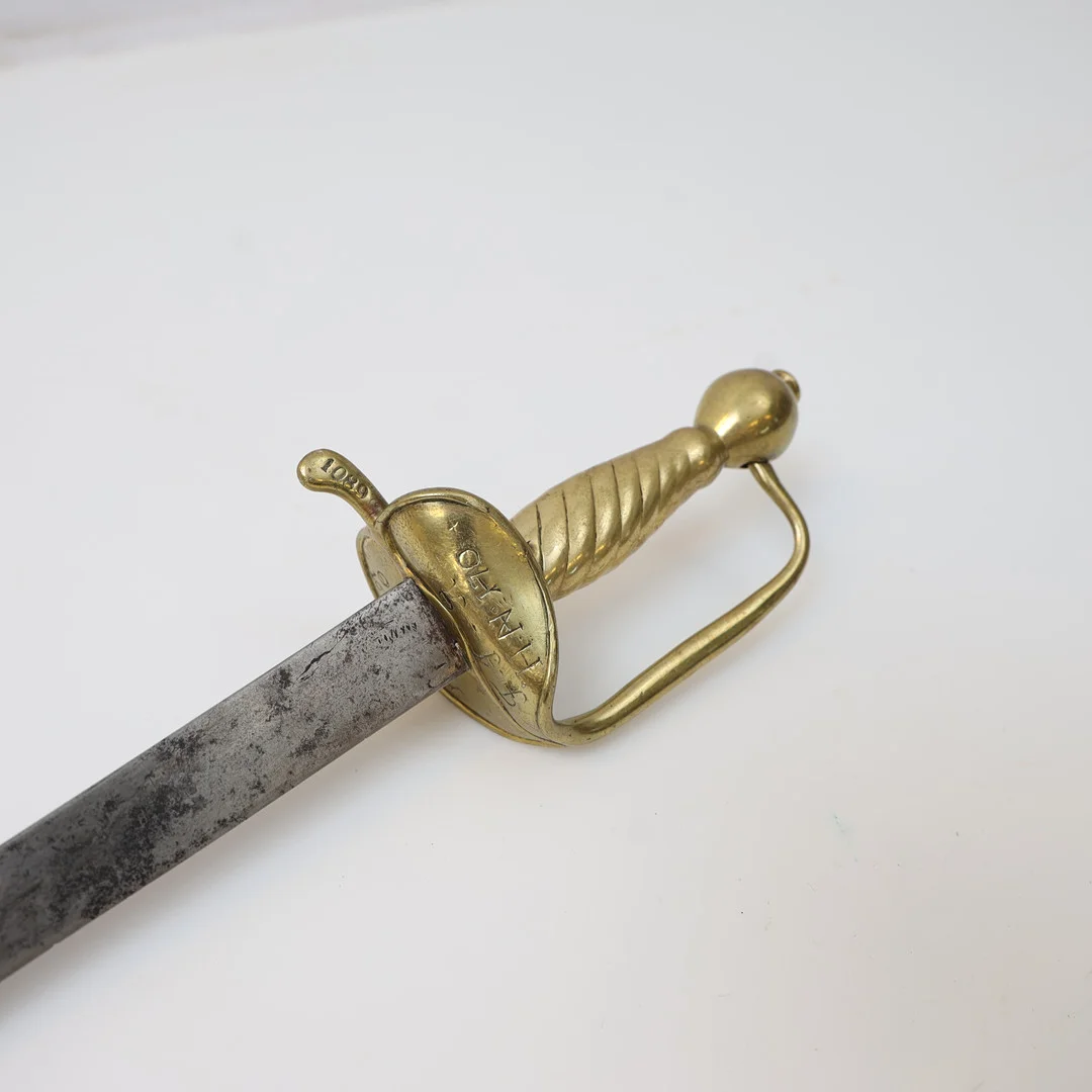 HUGGARE. Svensk, m/1808, handtag och parerskydd i mässing, klinga av stål, stämplad. — Edged weapons — Falun Auktionsbyrå
