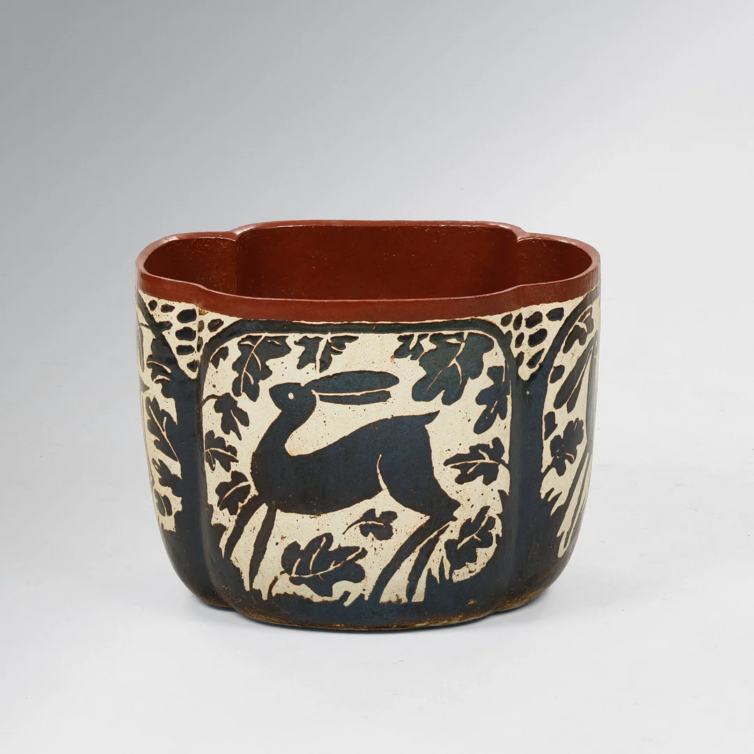 MALENE MÜLLERTZ (F.1949). Unik, monumental stentøjskrukke med oval, svejfet form delvist glaseret i sort- og rødbrune nuancer, udsmykket med håndmalet motiver af egeløv og harer, eget værksted i København, Danmark, 1970'erne. — European — Palsgaard Kunstauktioner