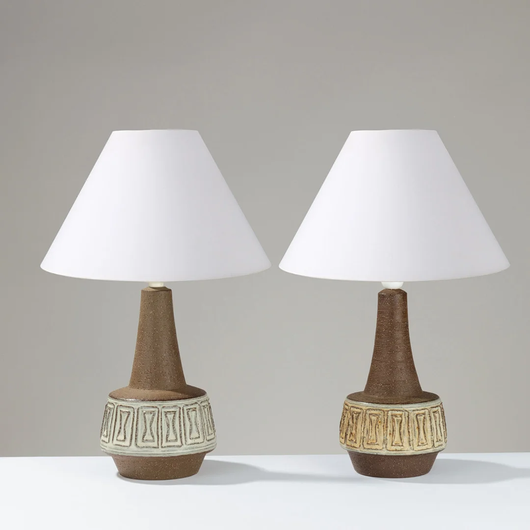 HELGE BJUFSTRØM: Et par bordlamper af mørkt stentøj med hvidglaserede relieffer, modelnr. 6252, Michael Andersen & Søn, Bornholm, Danmark, 1960/70'erne, (2). — Table Lamps — Palsgaard Kunstauktioner
