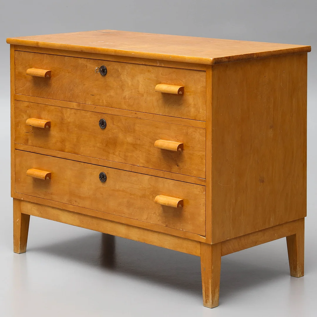 BYRÅ, fanérad i björk, 1930/40-tal. — Chests of drawers — Auktionsmagasinet Vänersborg