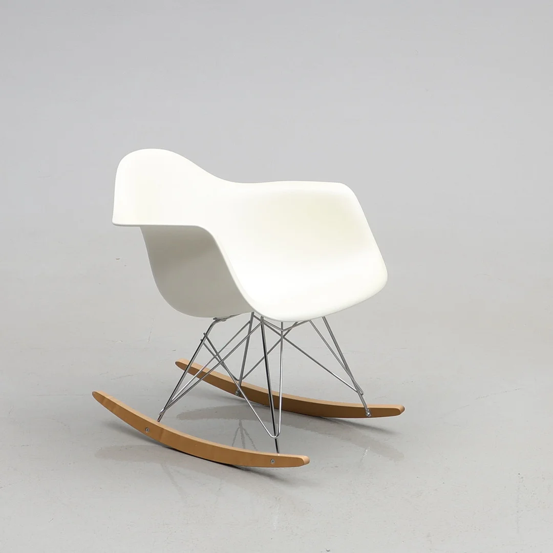 CHARLES & RAY EAMES. GUNGSTOL, ”Eames plastic armchair”, Vitra. Etikettmärkt. — Armchairs & Chairs — Gomér & Andersson Jönköping