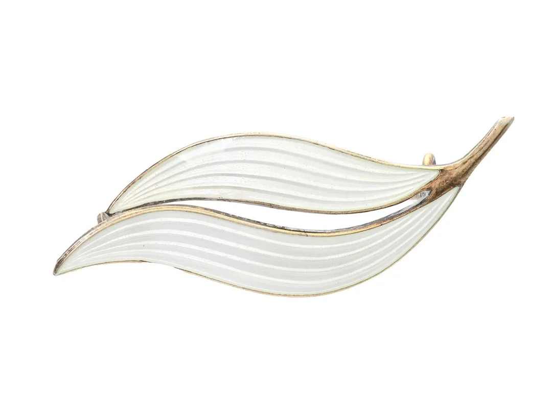 AKSEL HOLMSEN, brosch, förgyllt sterlingsilver, vit emalj, Norge, längd 5,5 cm, vikt 6,9 g, — Smycken/Brosch — Kaplans