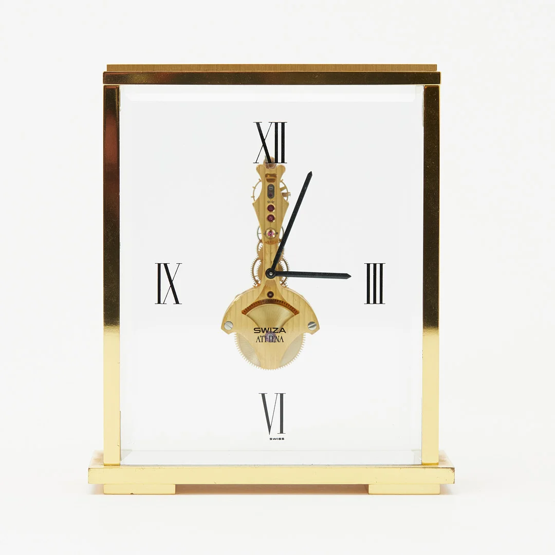 SWIZA. Tischuhr / Wecker, Modell 'Athena', Handaufzug, 8-Tage-Gangreserve, Messing, Glas, 20. Jahrhundert, Schweiz. — Mantel clocks — Stockholms Auktionsverk Köln