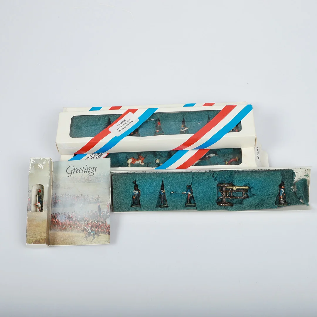 LEKSAKSSOLDATER, 4 förpackningar, tenn, England. — Other toys — Helsingborgs Auktionskammare