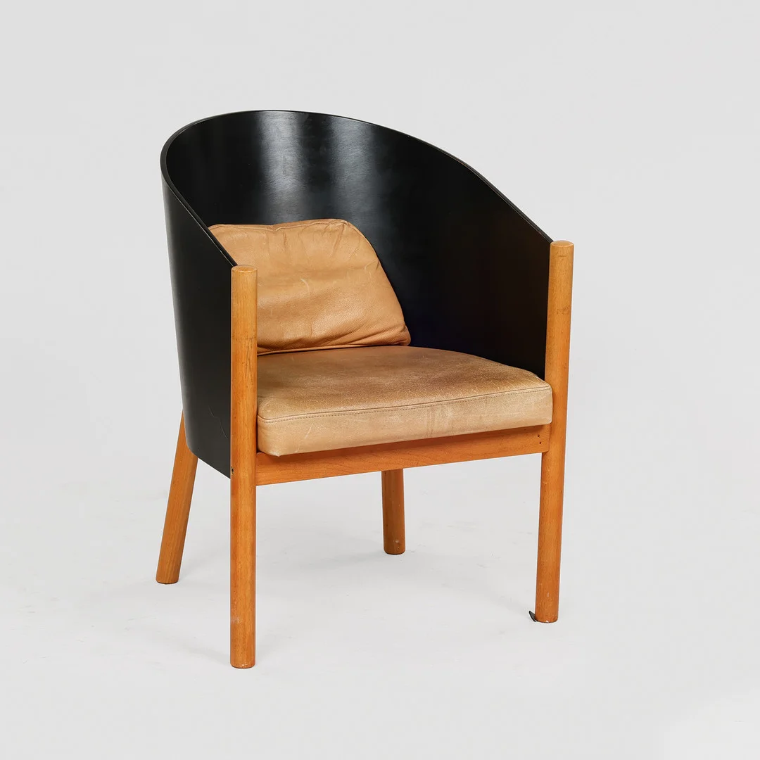 Lænestol med sortlakeret formbøjet korpus med lædersæde, 1980-90'erne. — Armchairs & Chairs — Palsgaard Kunstauktioner