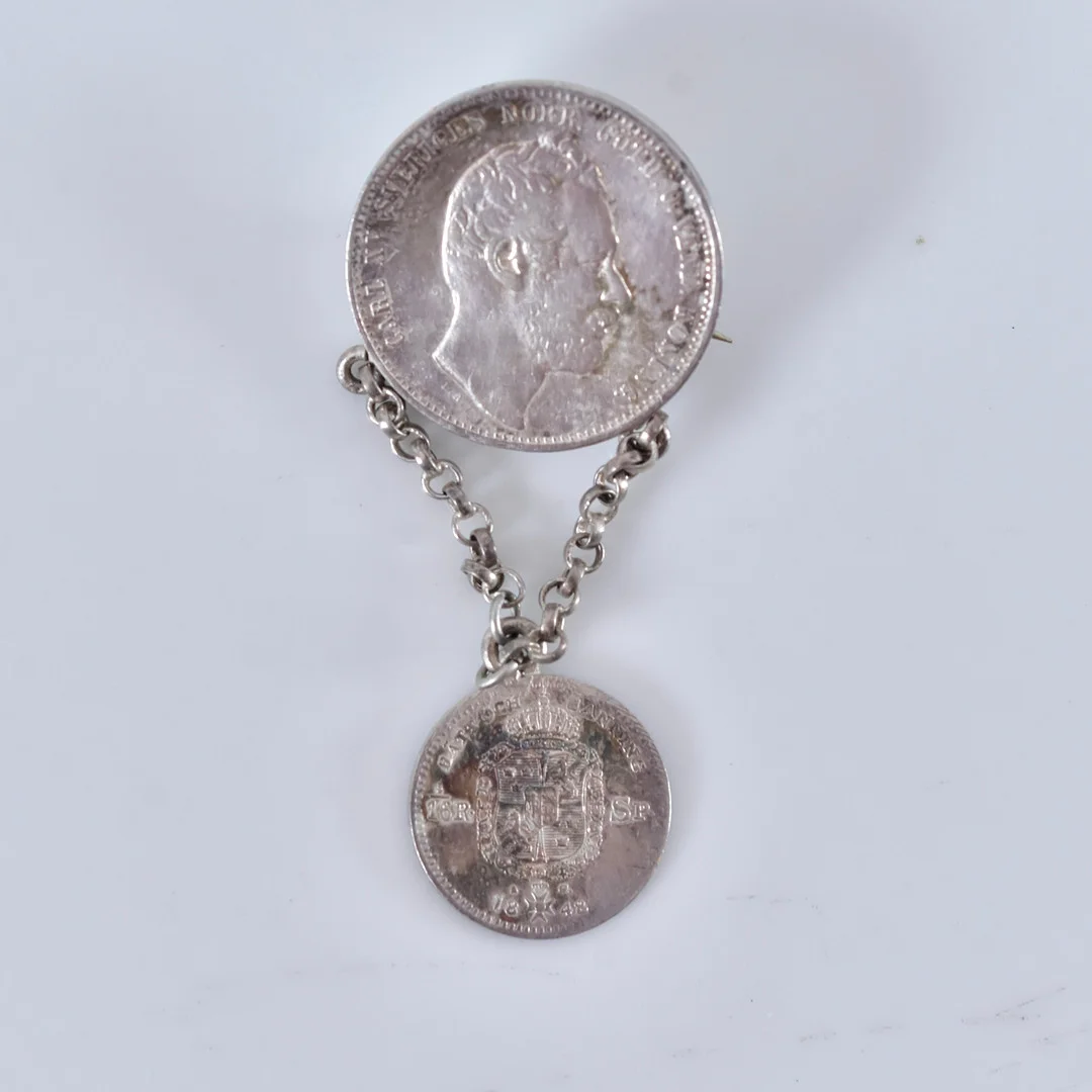 BROSCH, i form av 2 mynt, Sverige 1800-tal. — Brooches & Pendants — Halmstads Auktionskammare