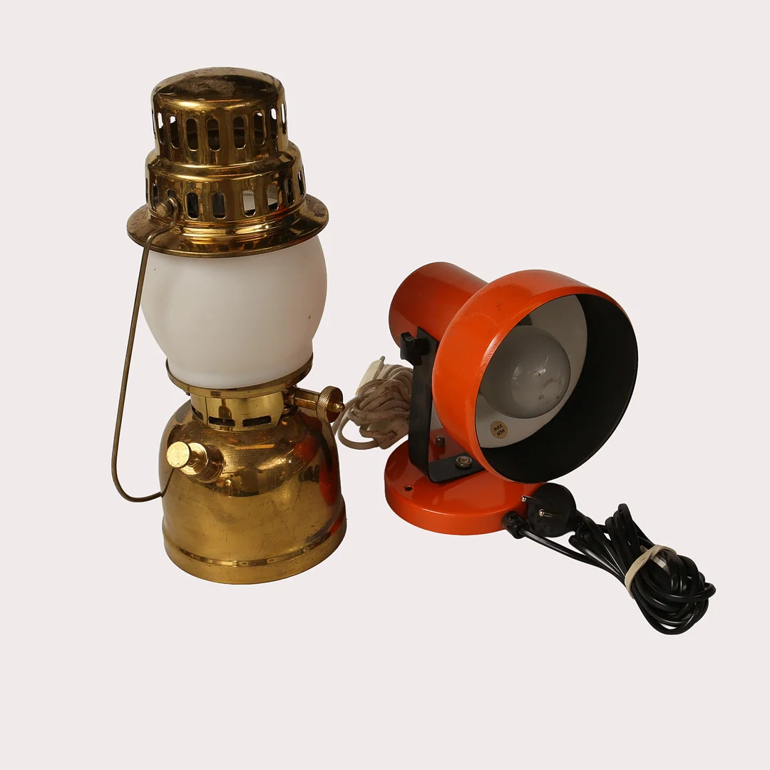 BORDSLAMPA, mässingsyta. samt VRIDBAR VÄGGLAMPA. orange och svart. 2 st. Omkring 1970 och senare. — Table Lamps — Limhamns Auktionsbyrå