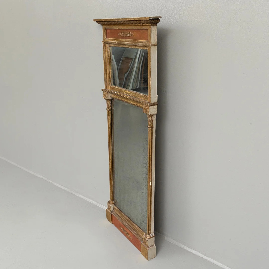 SPEGEL, färgylld, tvådelad, 1800-tal. — Mirrors — Garpenhus Auktioner