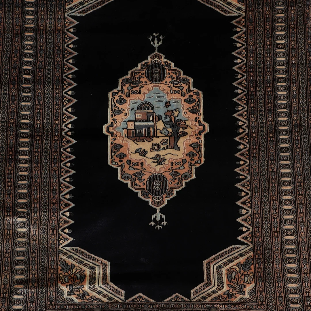 MATTA, handknuten, med silkesinslag, orientalisk, Pakistan, ca 220x139 cm. — Oriental Carpets & Textiles — Ekenbergs Auktioner