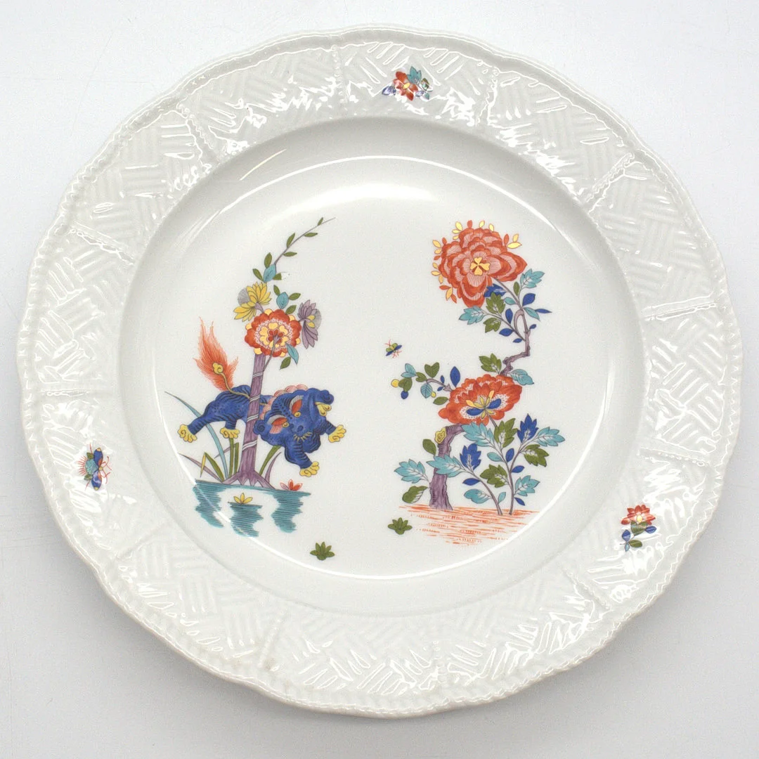 MEISSEN TELLER "FLIEGENDER HUND" / LÖWE, KAKIEMON-MALEREI, 1. WAHL, PFEIFFER-ZEIT 1924-1934. CA. 23,5CM. — European — Kunst- und Auktionshaus Kleinhenz