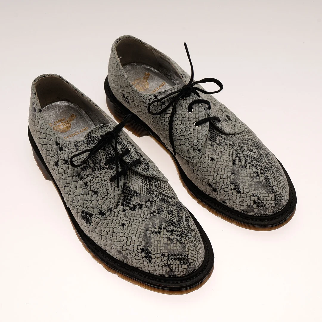 DR MARTENS, skor, pläglat skinn med crocomönster. st 40. Samtida. — Miscellaneous — Auktionsbyrån Varberg