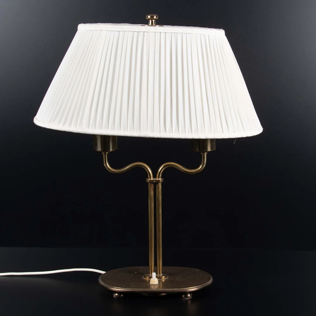 JOSEF FRANK. Bordslampa, modell 2388, Firma Svenskt Tenn. — Table Lamps — Laholms Auktionskammare