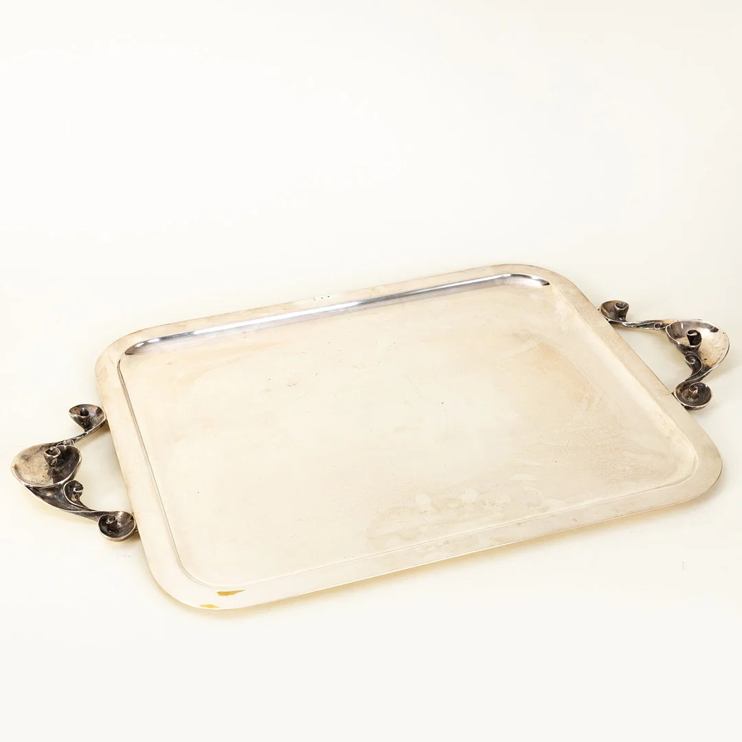 SOCIÉTÉ TUNISIENNE DE ROBINETTERIE ET DE MÉCANIQUE D'OUTILLAGE (STE R.M.O.). Großes Tablett, versilbert, Tunesien, 20. Jh. — Silver plated — Stockholms Auktionsverk Hamburg