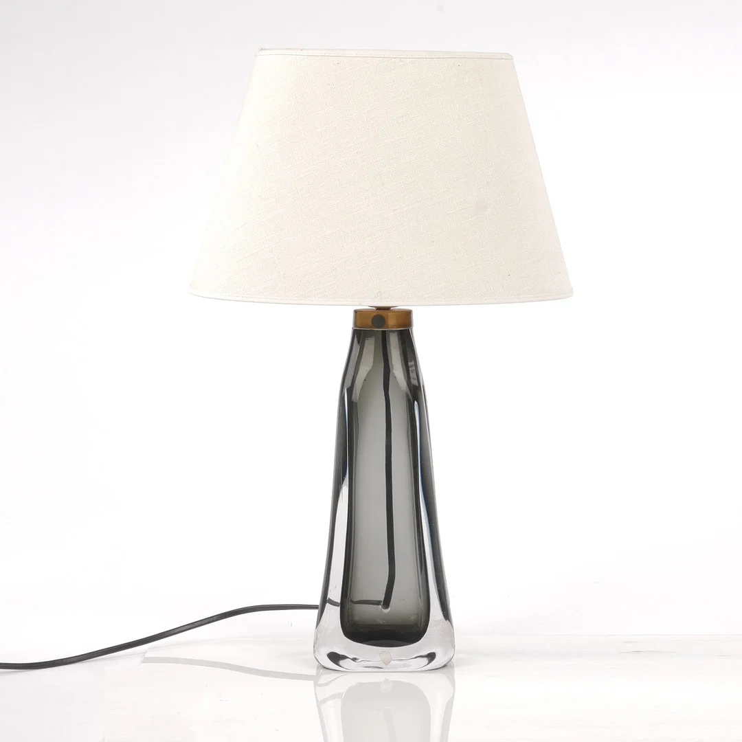 CARL FAGERLUND. Bordslampa, rökfärgat underfångsglas, Orrefors, signerad. — Table Lamps — Auktionsfirma Kenneth Svensson i Kalmar