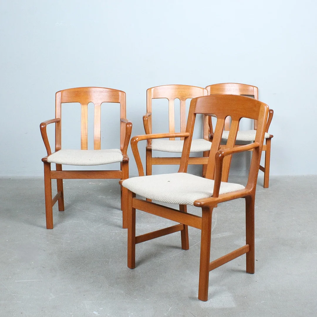 L. OLSEN & SØN MØBELFABRIK K/S. Vier Armlehnstühle/Esszimmerstühle, Teak, Wolle, 1970er, Dänemark. — Armchairs & Chairs — Stockholms Auktionsverk Düsseldorf/Neuss