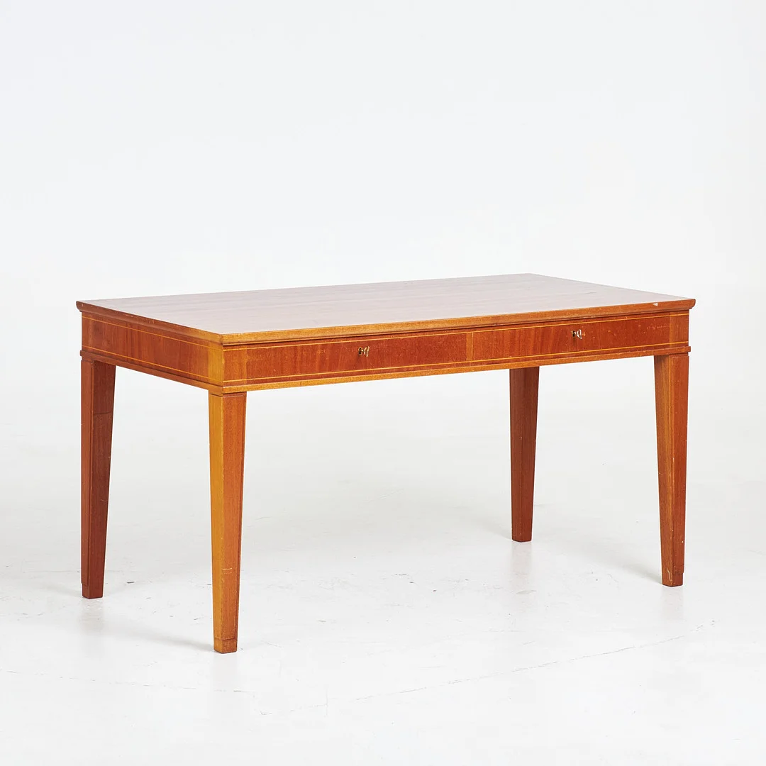 SKRIVBORD, körsbär, inlägg, draglådor, 1900-talets första delar. — Desks — Stockholms Auktionsverk Sickla