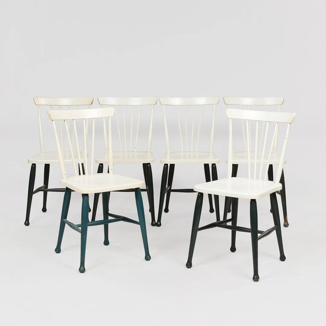 Sæt på seks 'pindestole' af bemalet træ, 1950-60'erne. (6). — Armchairs & Chairs — Palsgaard Kunstauktioner