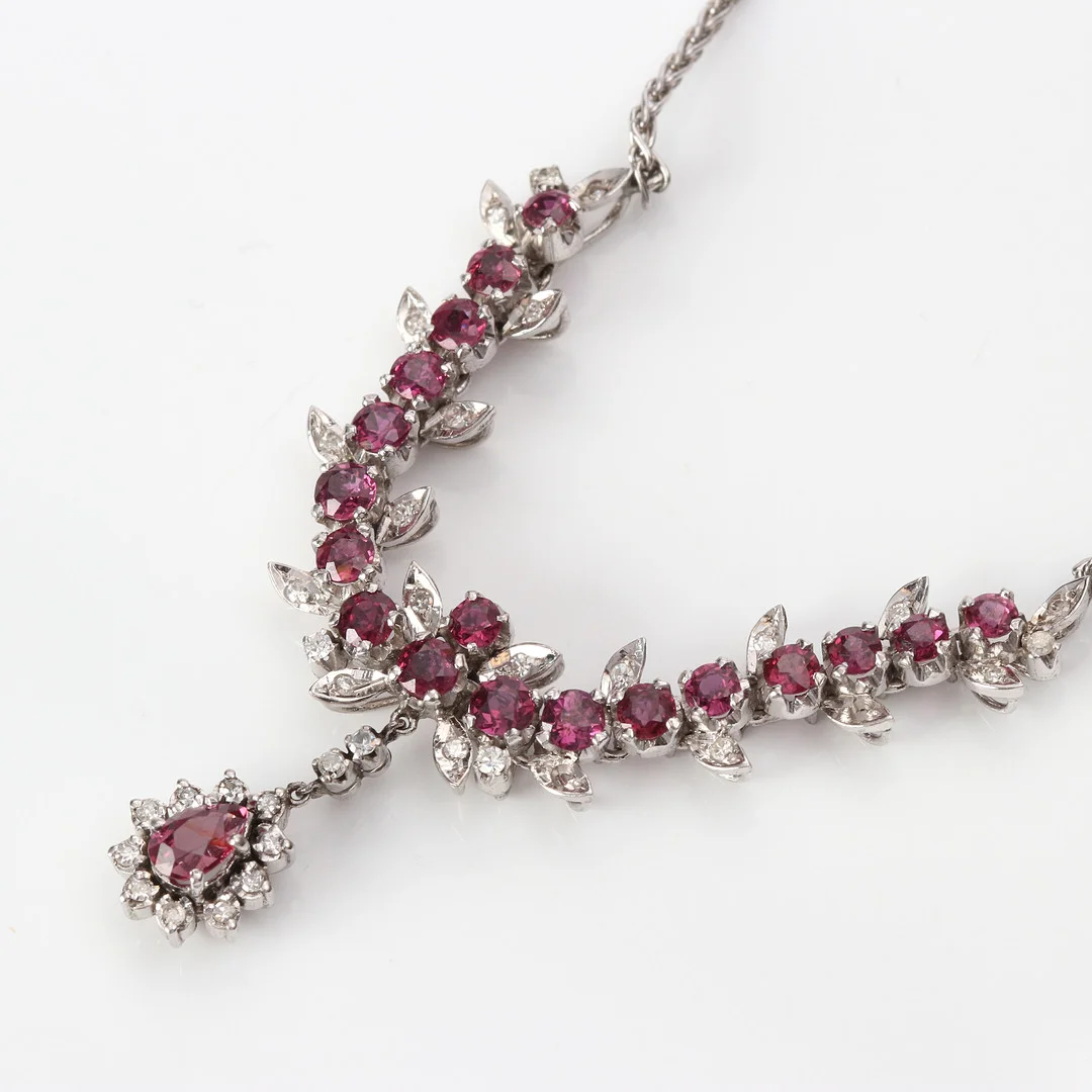 RUBIN & DIAMANTHALSSMYCKE 18K 12,5g. — Brooches & Pendants — Skånes Auktionsverk