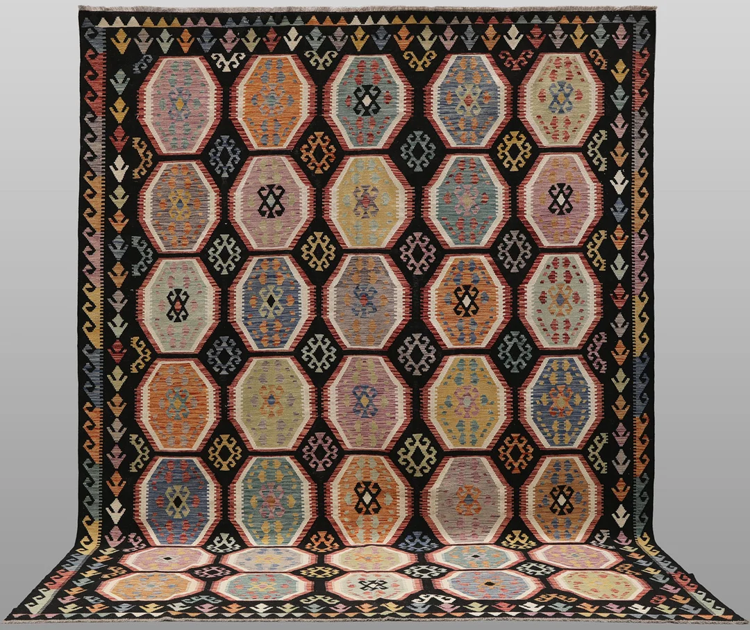 MATTA. Kelim klassisk design, 404 x 302 cm. — Oriental Carpets & Textiles — Södermanlands Auktionsverk
