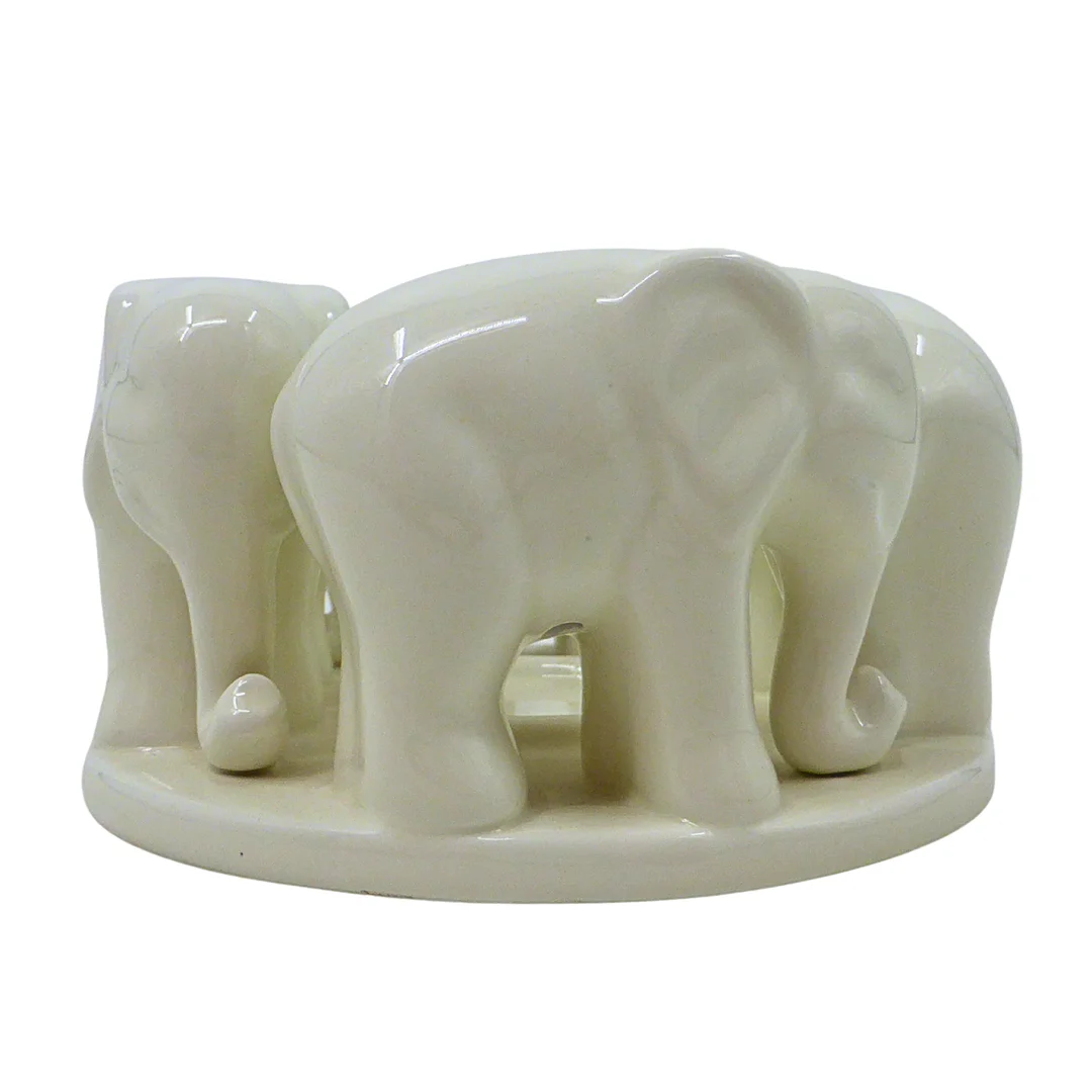 KERZENHALTER AUS PORZELLAN MIT ELEFANTEN. — Ceramics & Porcelain — Auktionshaus Stuber's Hammerschlag