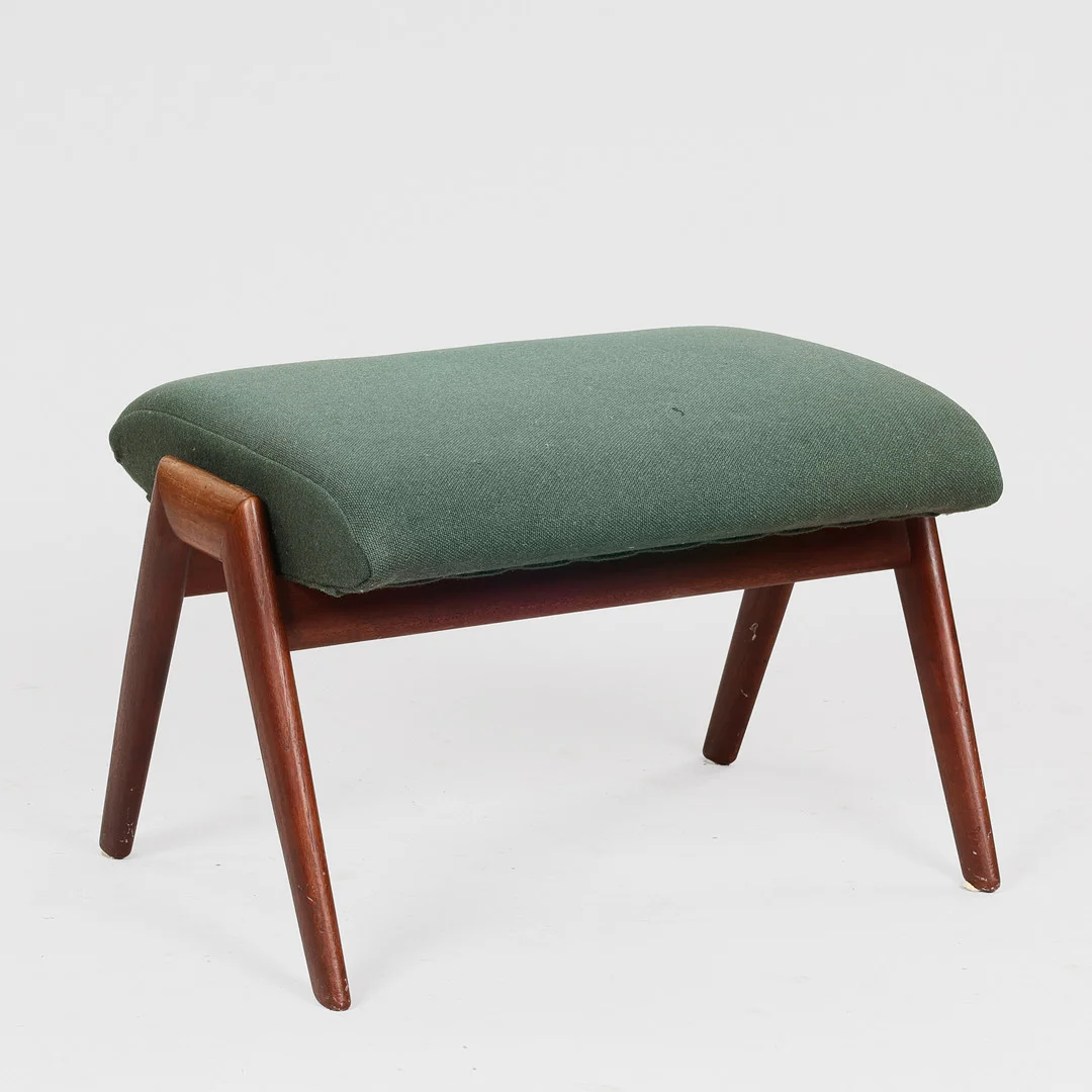 Fodskammel af teak betrukket med uld, dansk møbelproducent, Danmark, ca. 1950/1960'erne. — Other — Palsgaard Kunstauktioner