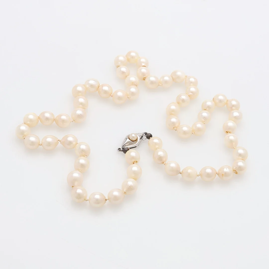 PÄRLCOLLIER MED LÅS AV 18K VITGULD, J. KÖHLE, TYSKLAND. — Necklace — Crafoord Auktioner Lund