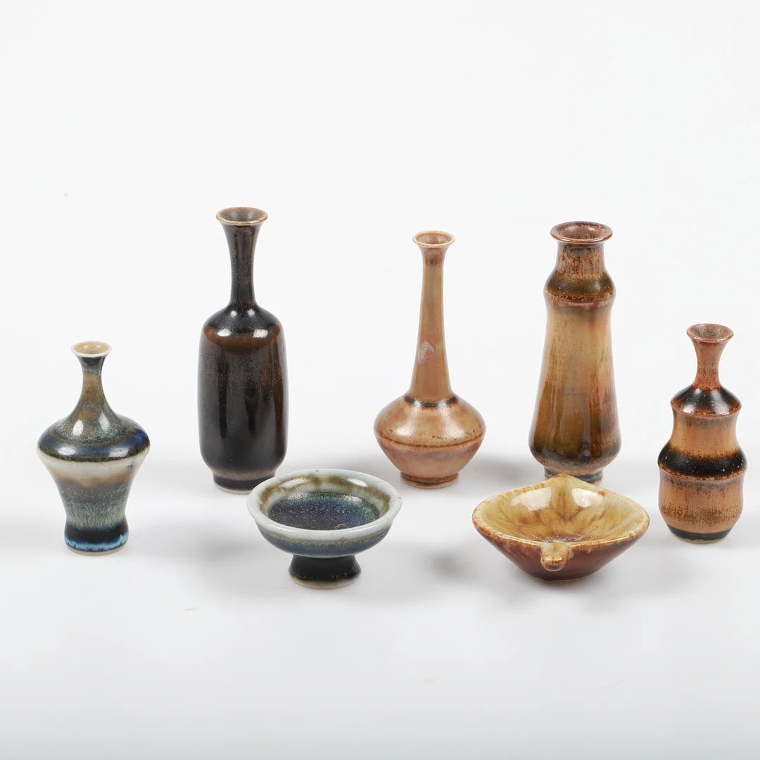 JOHN ANDERSSON. Miniatyrvaser och fat, 7 stycken, keramik, Höganäs, signerade. — European — Helsingborgs Auktionskammare