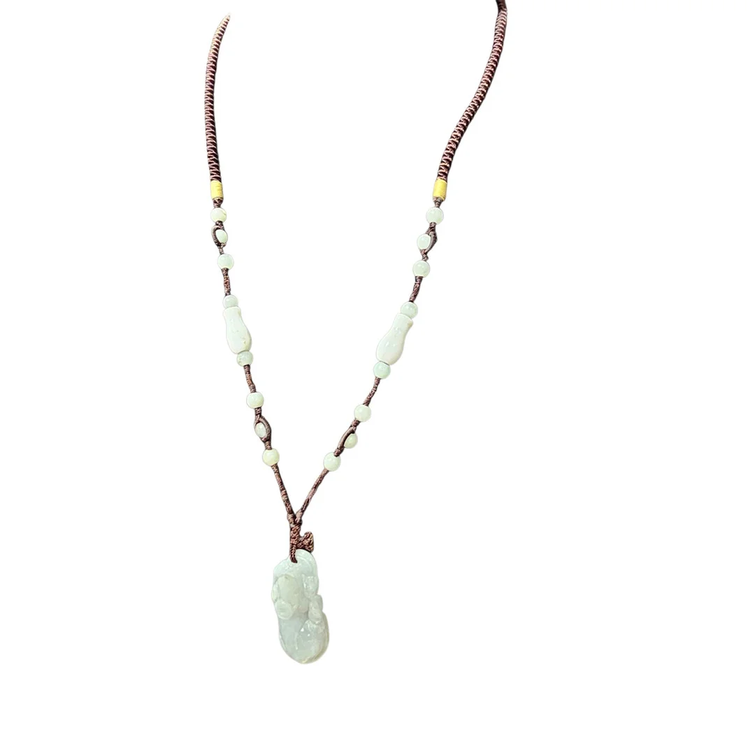 Collar en jade tallado con motivo de ratón. — Necklace — Arce Auctions