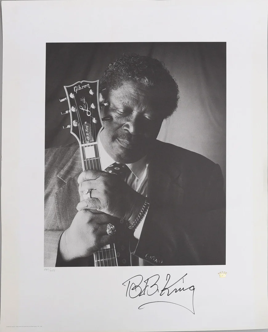 AUTOGRAF. B. B. KING, AMERIKANSK GITARRIST OCH SÅNGARE, (1925-2015). SIGNERAD AFFISCH I BEGRÄNSAD UPPLAGA. — Autographs & Manuscripts — Crafoord Auktioner Lund