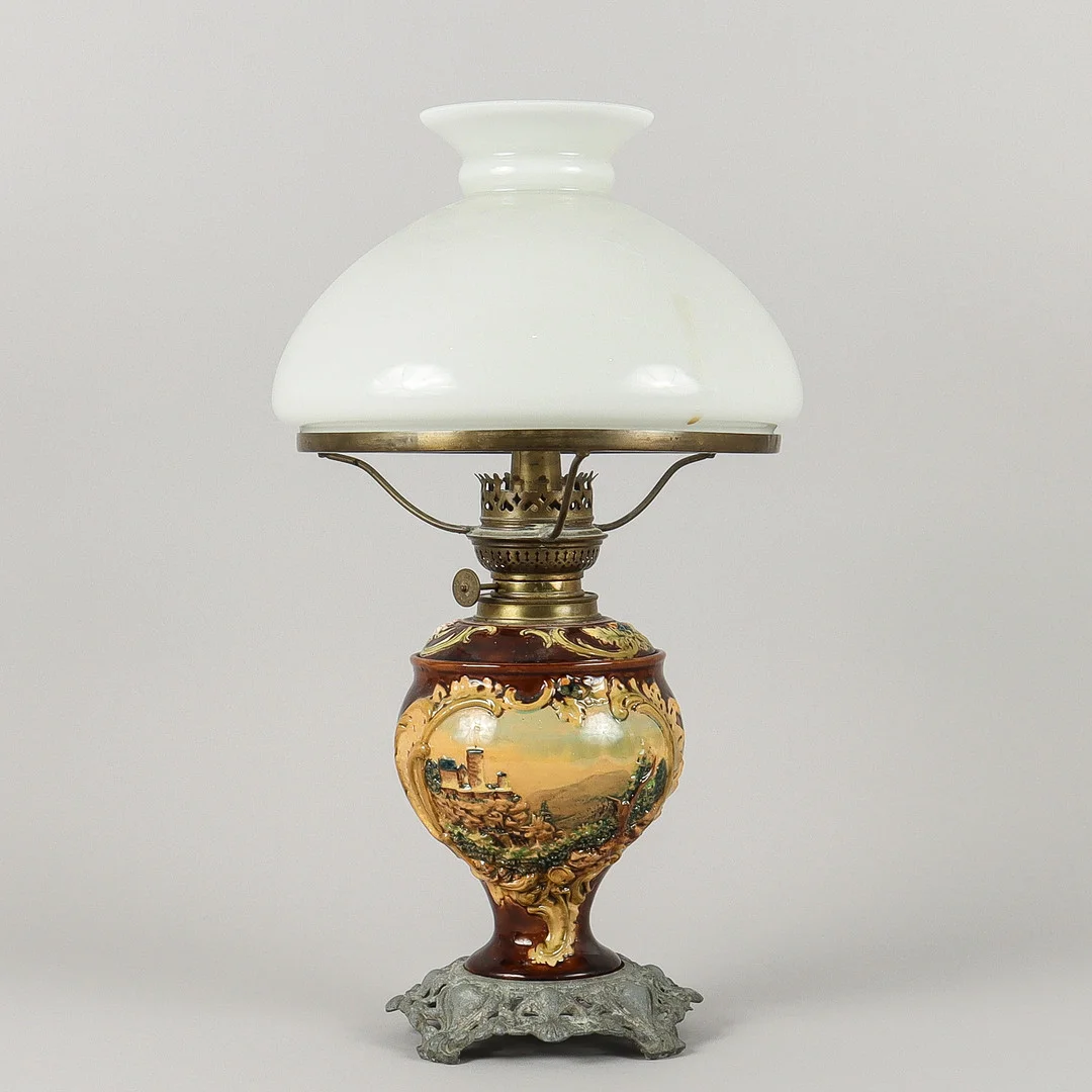 BORDSFOTOGENLAMPA Majolika, 18/1900-tal. — Table Lamps — Karlstad Hammarö Auktionsverk