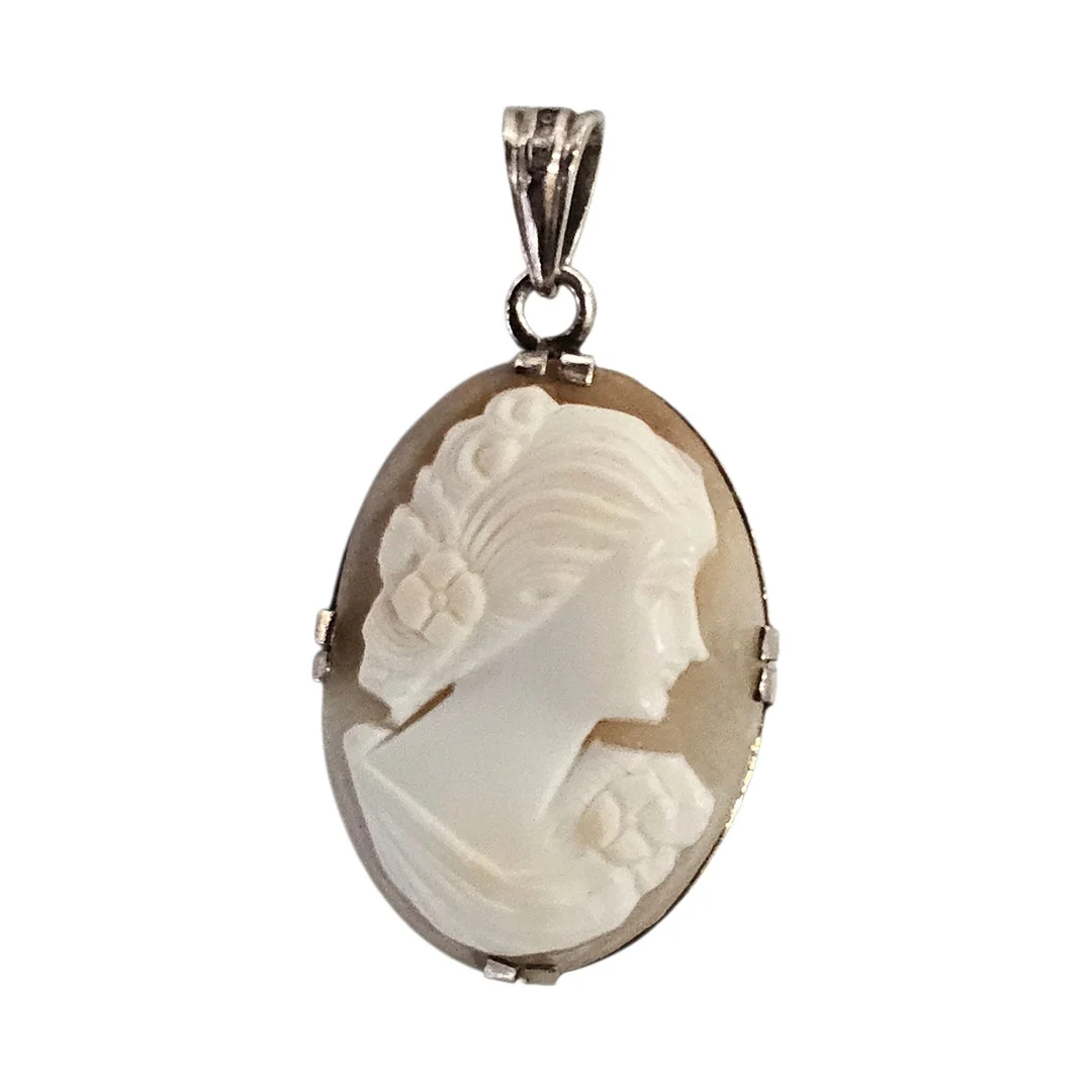Colgante camafeo inglés en plata. — Brooches & Pendants — Arce Auctions