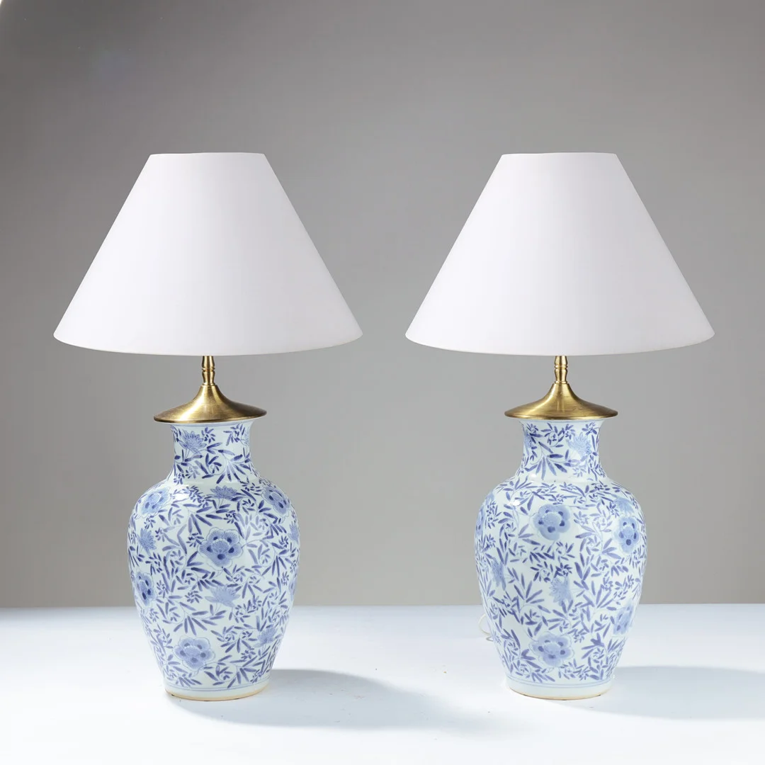 Par Kinesiske bordlamper med blå dekoration. (2). — Table Lamps — Palsgaard Kunstauktioner