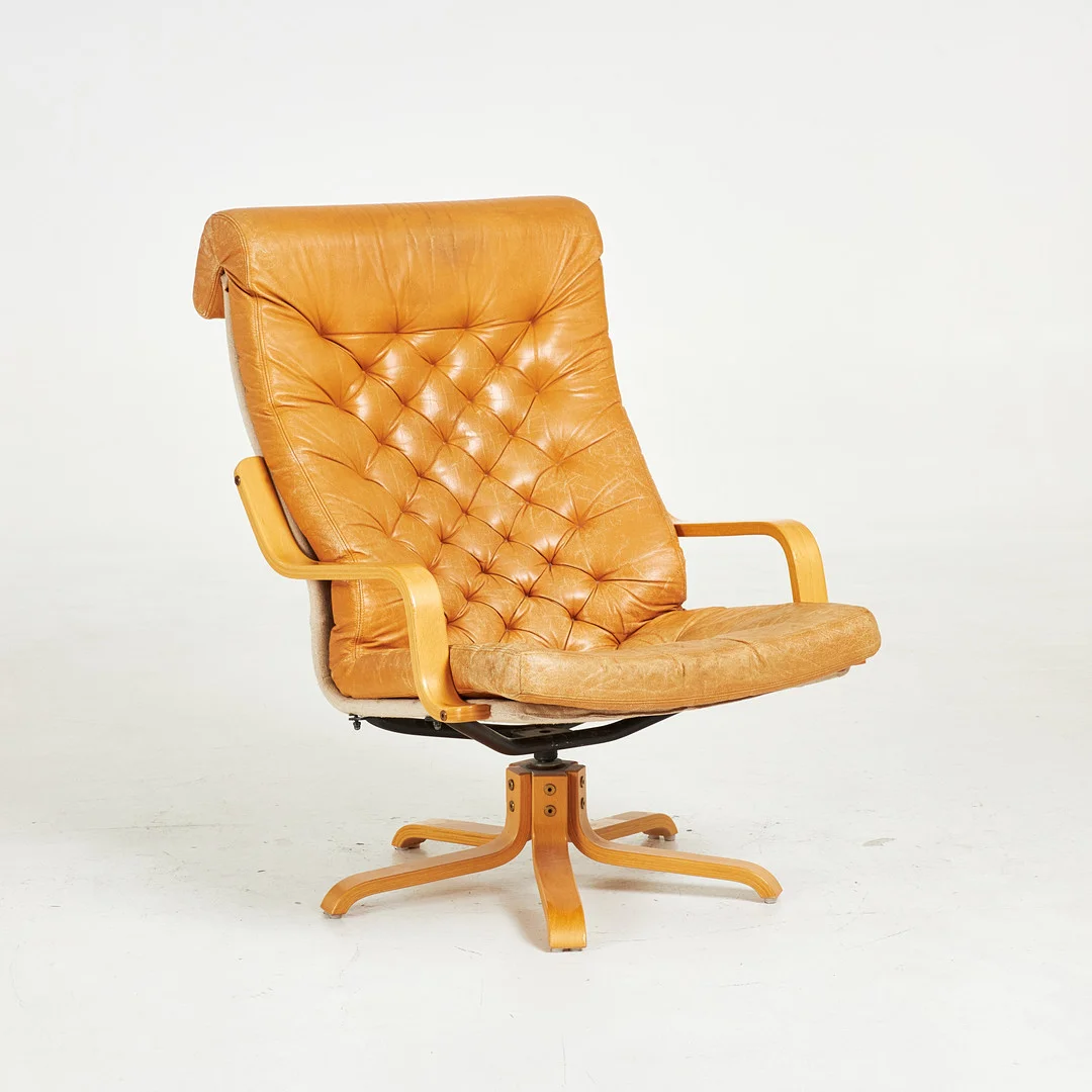 NOBORU NAKAMURA. Snurrfåtölj, "Poem", för IKEA, stomme i bok, lädersits. — Armchairs & Chairs — Stockholms Auktionsverk Sickla