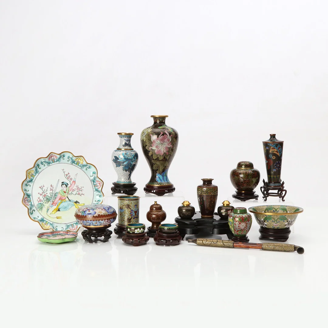 CLOISONNEARBETE M.M, 17 DELAR. Kina, 1900-tal till samtida tillverkning. — Cloisonné — Skånes Auktionsverk