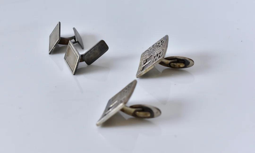 MANSCHETTKNAPPAR, 2 par, silver 1900-tal. — Cufflinks & Tie Pins — Halmstads Auktionskammare