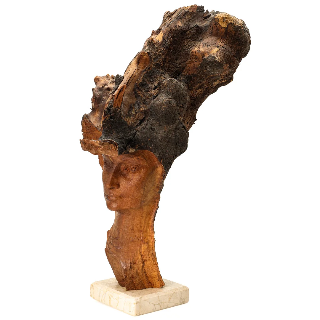 OIDENTIFIERAD KONSTNÄR. Skulptur, karvad ur rot, sockel i sten, formation av kvinnoansikte, signerad Dávila. — Sculptures & Bronzes — Auktionsmagasinet Vänersborg
