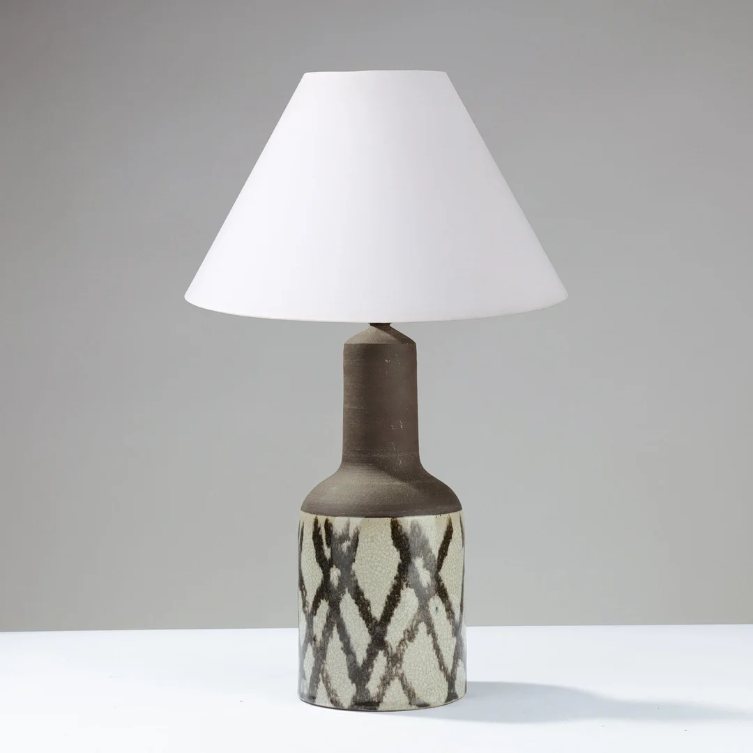 JOHANNES ANDERSEN: Bordlampe af delvist glaseret stentøj udsmykket med grafiske linjer, modelnr. '42A', eget værksted, Danmark, 1950/60'erne. — Table Lamps — Palsgaard Kunstauktioner