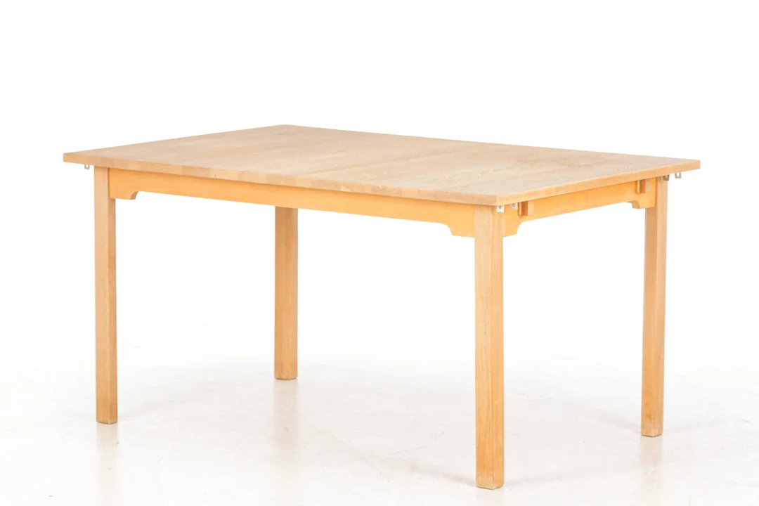Solid oak dining table with two extension leaves (3) — Furniture/Dining tables, dining room furniture — Lauritz