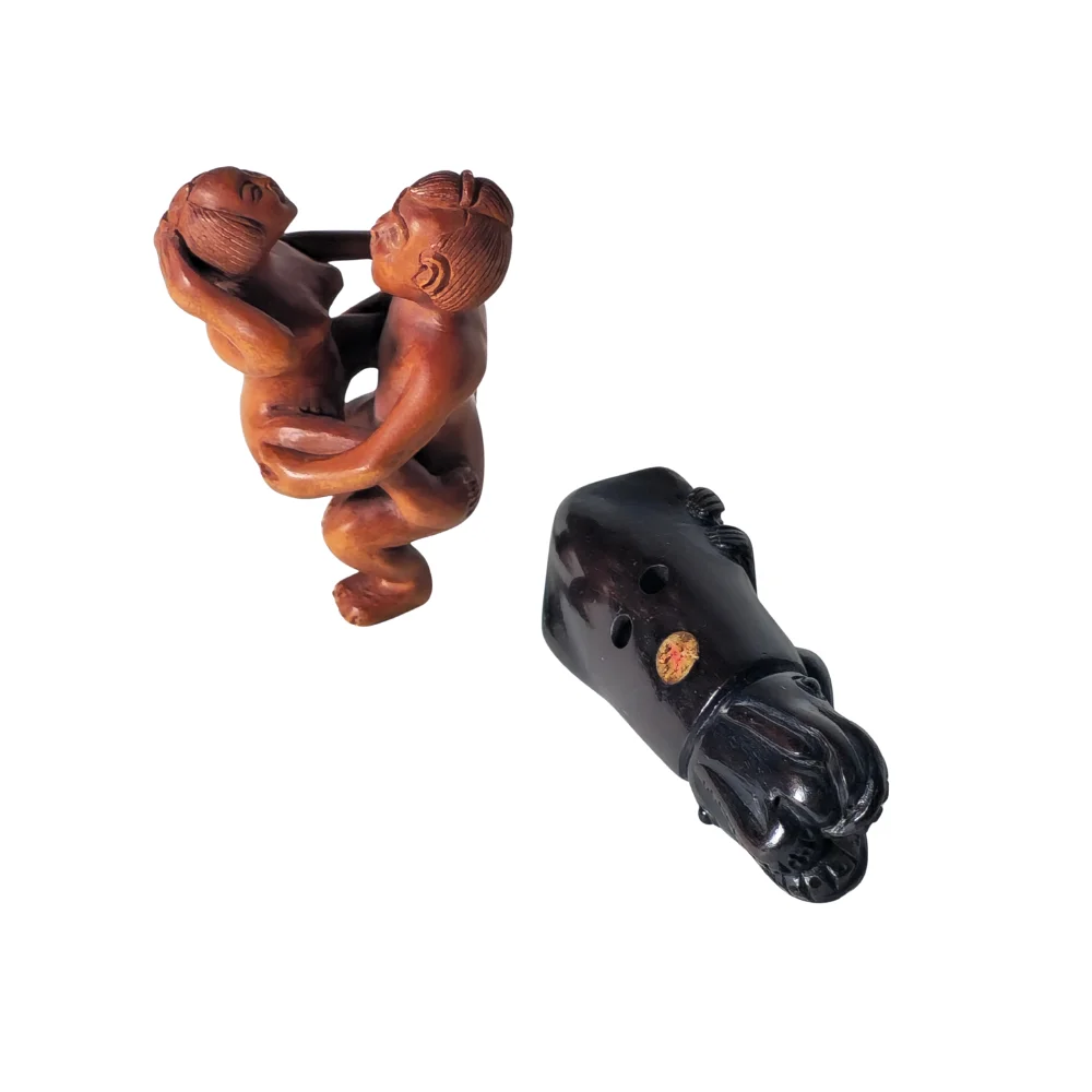 Dos netsukes heroticos en madera de ébano y sándalo. — Miscellaneous — Barcelona Auctions